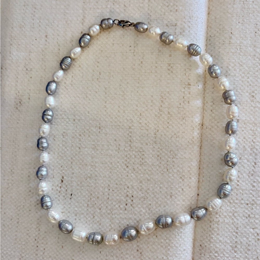 Elegant Faux Pearl Necklace - Picture 3 of 9